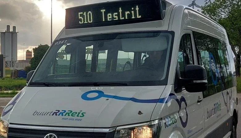 "Buurtbus van RRReis rijdt over bedrijventerrein Haatland in Kampen tijdens een testrit op lijn 510, voorafgaand aan de introductie van de nieuwe buslijn 512." Foto Gemeente Kampen