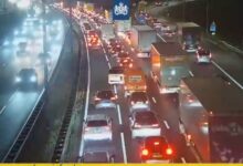 Zware file op de A28 bij Nieuwleusen na ongeluk met drie voertuigen. Afrit dicht, 45 minuten vertraging.