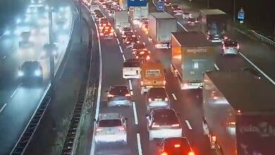 Zware file op de A28 bij Nieuwleusen na ongeluk met drie voertuigen. Afrit dicht, 45 minuten vertraging.