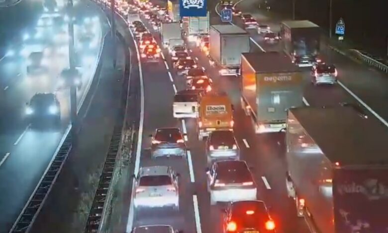 Zware file op de A28 bij Nieuwleusen na ongeluk met drie voertuigen. Afrit dicht, 45 minuten vertraging.