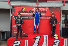 Milo van Enkhuijzen (15) op het hoogste podium na het winnen van het Nederlands kampioenschap huurkarts in Genk.