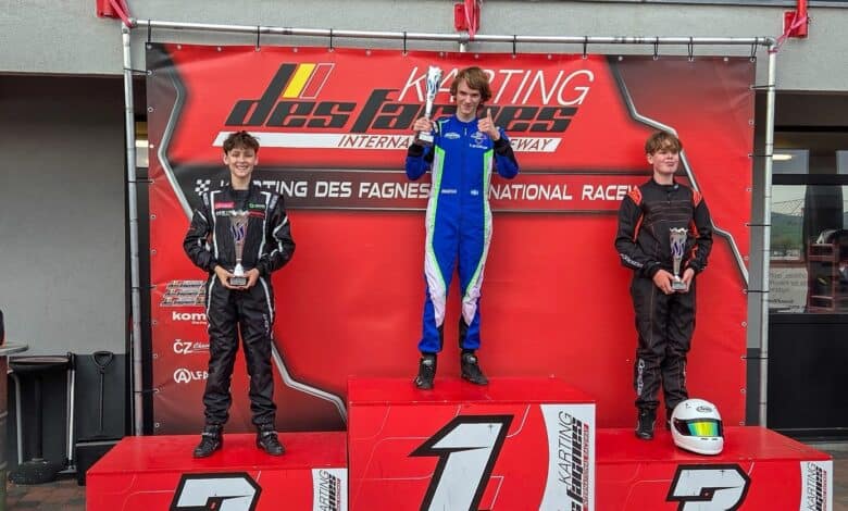 Milo van Enkhuijzen (15) op het hoogste podium na het winnen van het Nederlands kampioenschap huurkarts in Genk.