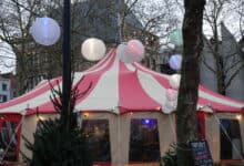 Rozeod-witte circustent op het Grote Kerkplein tijdens WintersZwolle Festival in Zwolle.