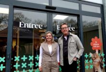 Eigenaren Kristel de Munnik en Laurens van Zuijlen poserend voor de ingang van de nieuwe dierenkliniek in Zwolle.