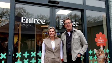 Eigenaren Kristel de Munnik en Laurens van Zuijlen poserend voor de ingang van de nieuwe dierenkliniek in Zwolle.