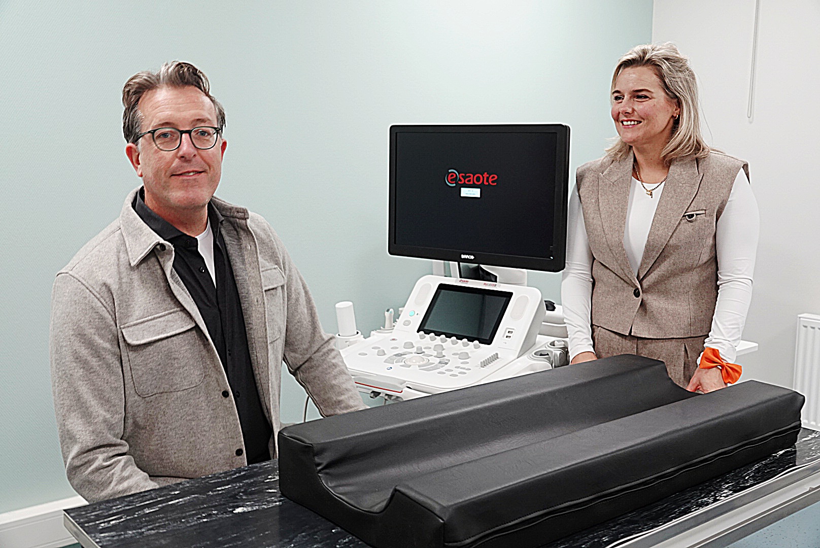 Dierenartsen Kristel de Munnik en Laurens van Zuijlen naast de echo-opstelling in de nieuwe kliniek.