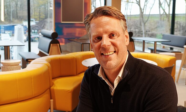 Sjoerd Jan Feenstra glimlachend in het interieur van McDonald’s De Lichtmis.