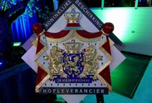 Detailfoto van het Koninklijk Wapen met de toevoeging ‘Bij Koninklijke Beschikking Hofleverancier’ bij Buisman in Zwolle.