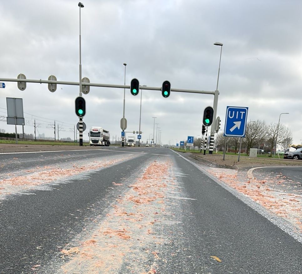 Vrachtwagen verliest lading slachtafval: N50 richting Zwolle dicht