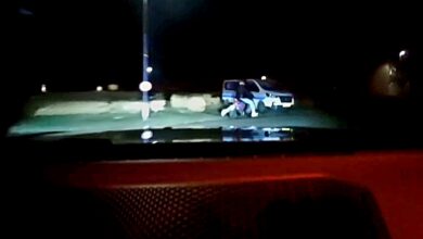 Politieachtervolging in het donker waarbij een snorfiets met afgeplakte kentekenplaat tot stilstand komt in een woonwijk in Hattem.