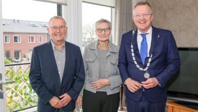 Echtpaar Lier uit Nieuwleusen ontvangt felicitatie van burgemeester Sijbom bij 60-jarig huwelijk
