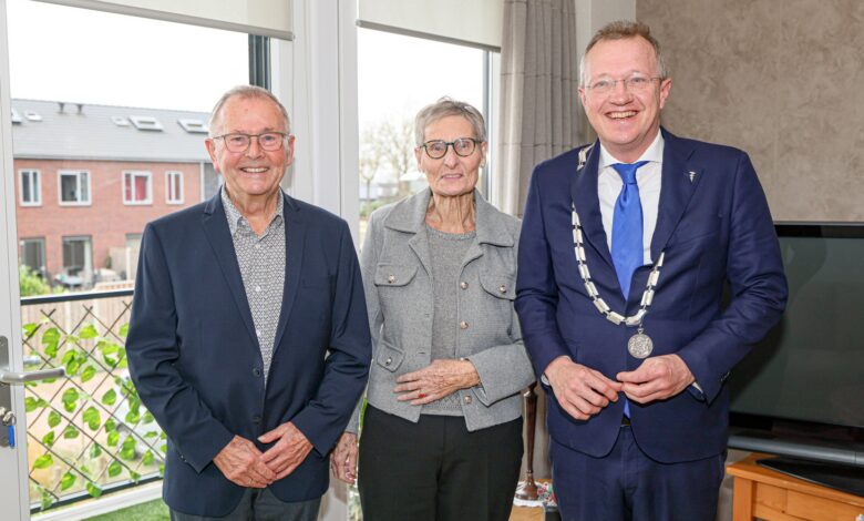 Echtpaar Lier uit Nieuwleusen ontvangt felicitatie van burgemeester Sijbom bij 60-jarig huwelijk