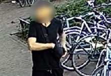 Afgeschermde camerabeelden van verdachte die geldkistje meeneemt in supermarkt Zwolle