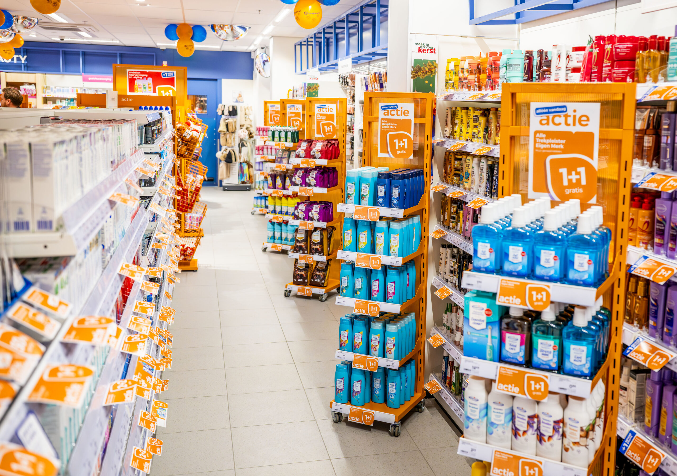 Interieur van nieuwe Trekpleister-winkel in Diezerpoort met schappen vol producten en 1+1 openingsacties