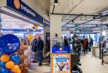 “Rij bezoekers bij de ingang van nieuwe Trekpleister in Zwolle Diezerpoort tijdens de opening.”