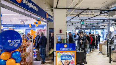 “Rij bezoekers bij de ingang van nieuwe Trekpleister in Zwolle Diezerpoort tijdens de opening.”