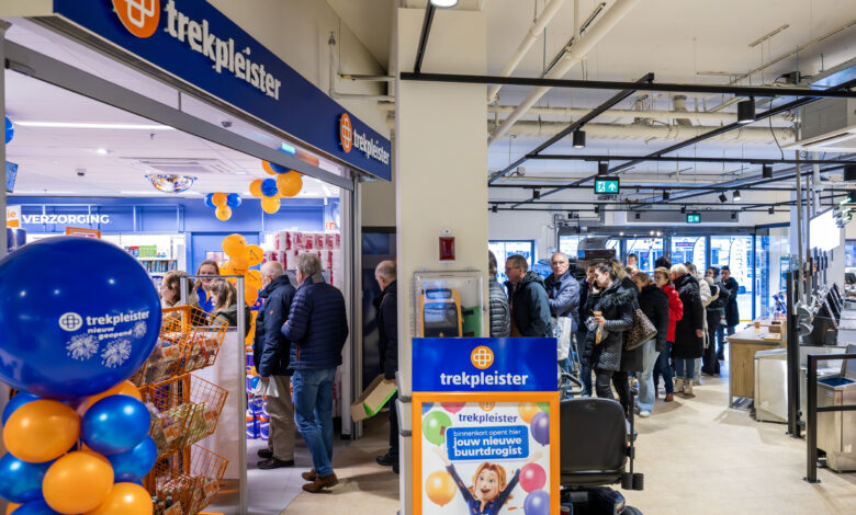 “Rij bezoekers bij de ingang van nieuwe Trekpleister in Zwolle Diezerpoort tijdens de opening.”