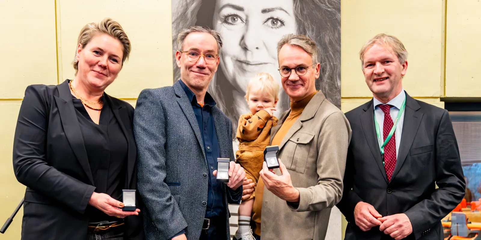 Op de foto, van links naar rechts: Gerdien Smit, Jan Cees Klapwijk (namens Mark van Mast), Wim Eikelboom met zijn kleinzoon, en gedeputeerde Maurits von Martels.Foto: Provincie Overijssel