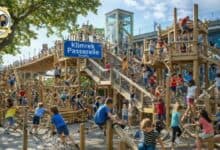 Impressie van de Passerelle in Zwolle tijdens carnavaleske presentatie in het stadhuis