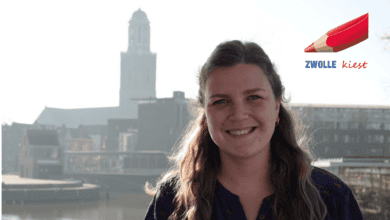 Laura van de Giessen, lijsttrekker van het CDA Zwolle, tijdens de campagne voor de gemeenteraadsverkiezingen van 2026