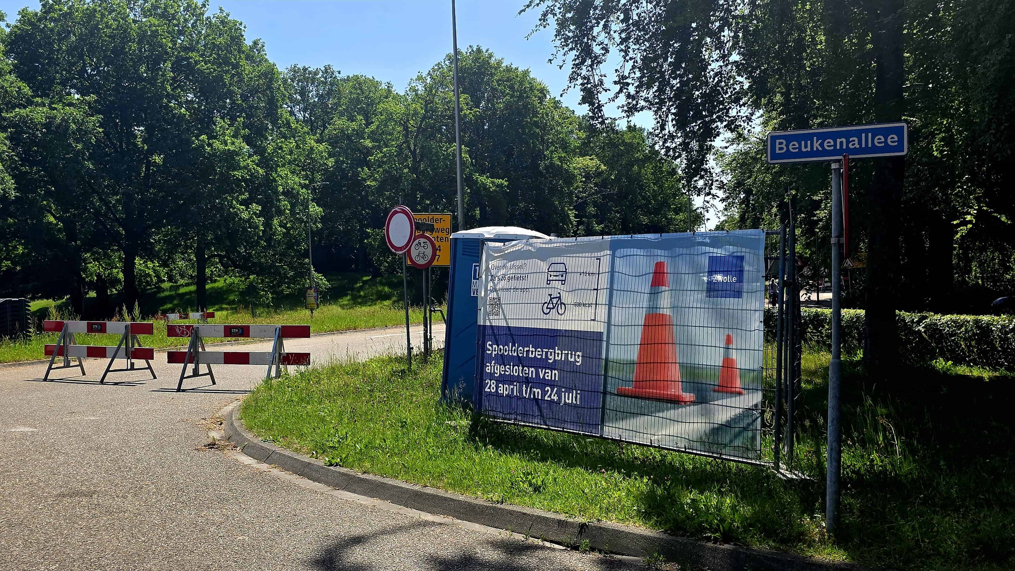 De Beukenallee in Zwolle, het wijkje dat door de nieuwe afsluiting niet meer rechtstreeks vanaf de IJsselallee bereikbaar is.