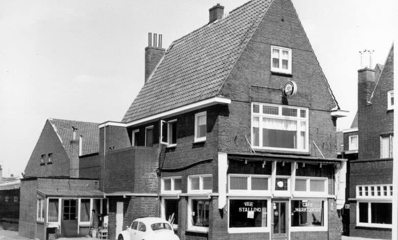 Historische foto van café Marktzicht aan de Veemarkt in Zwolle met veestalling naast het café.