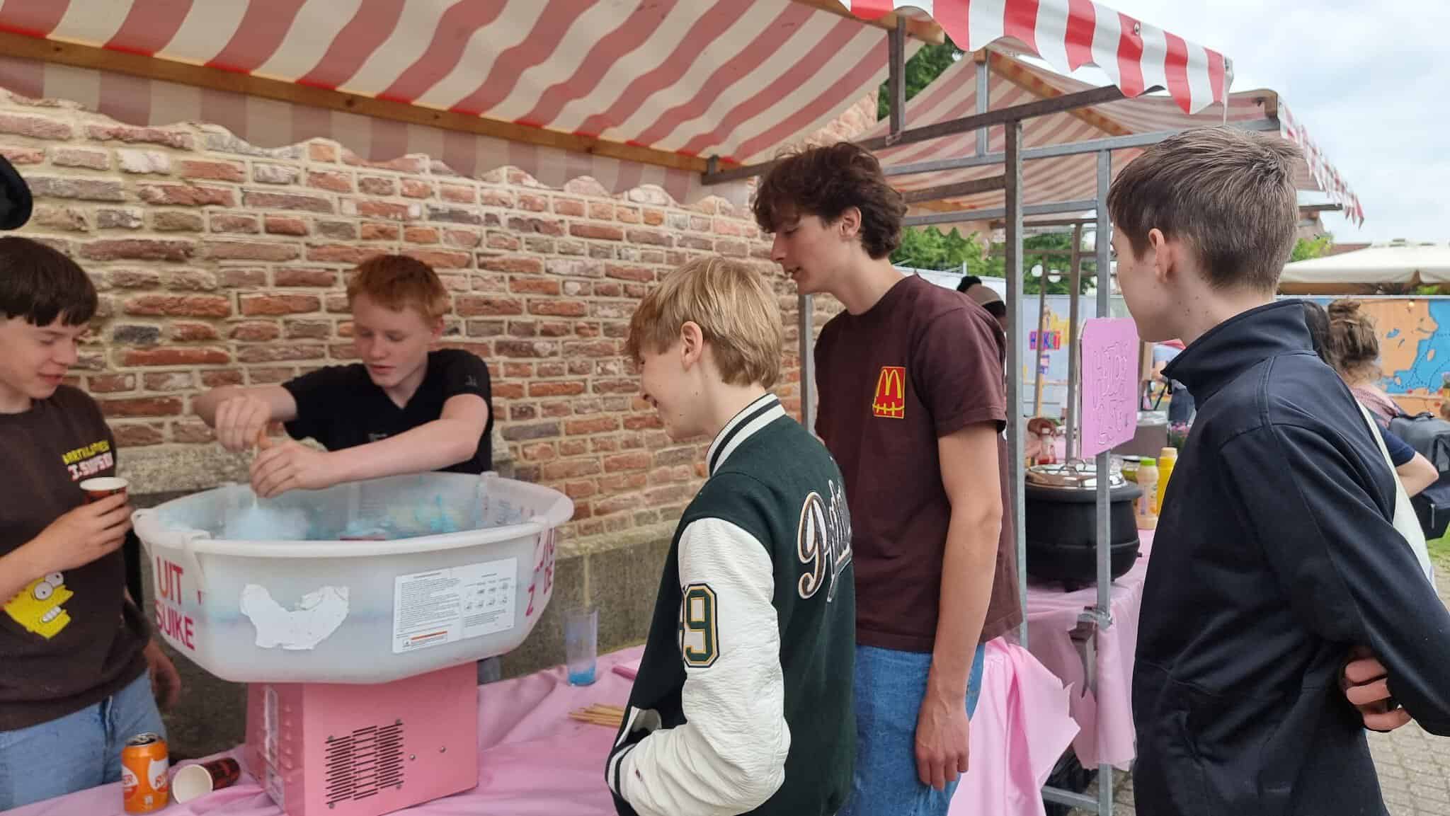 Kinderen halen een suikerspin bij Festival Nemia tijdens Zwolle Unlimited in Zwolle