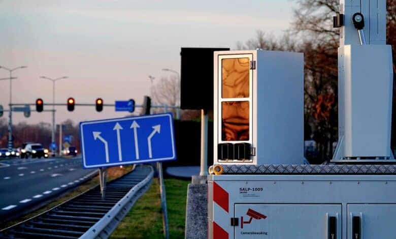Flexflitser bij een kruispunt met verkeerslichten in Nederland