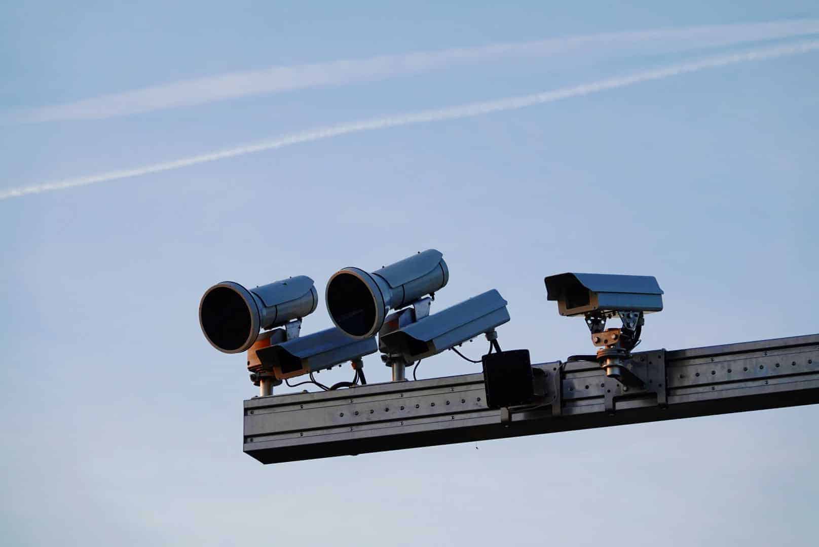 Close-up van verkeerscamera’s en flitsapparatuur boven de weg