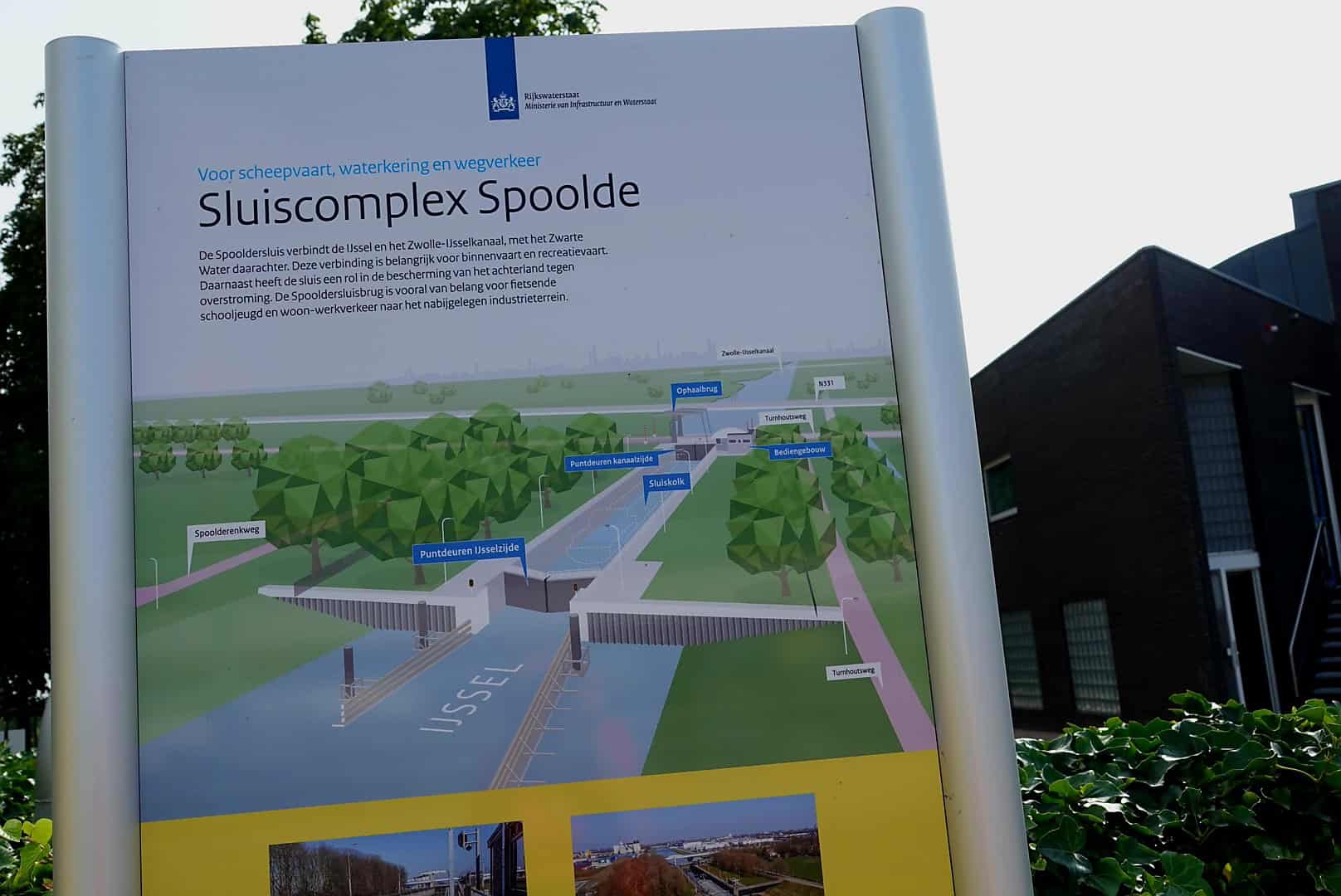 Informatiebord bij het sluiscomplex Spoolde in Zwolle