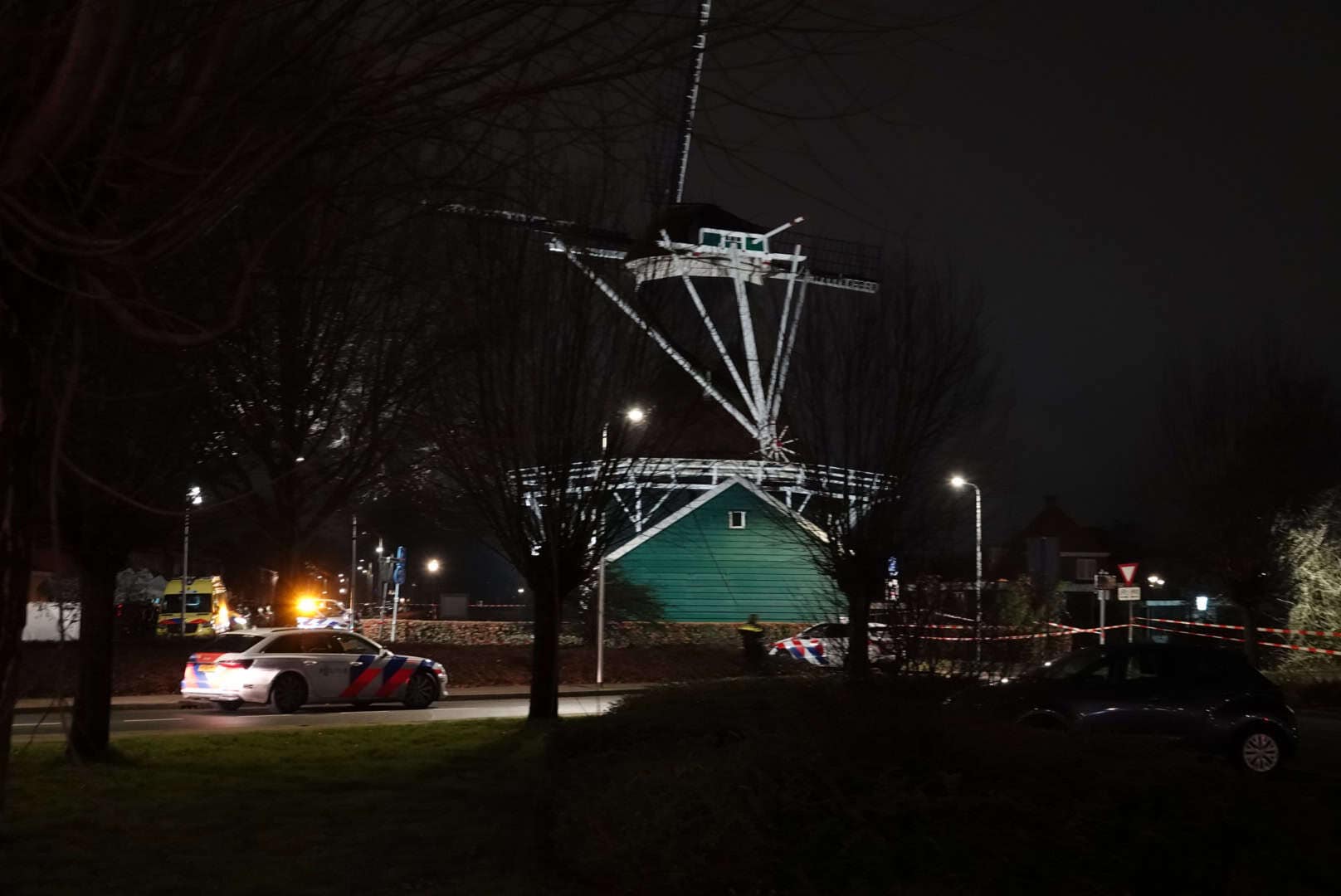 De molen aan de Vondelkade in Zwolle tijdens het politieonderzoek naar de liquidatie