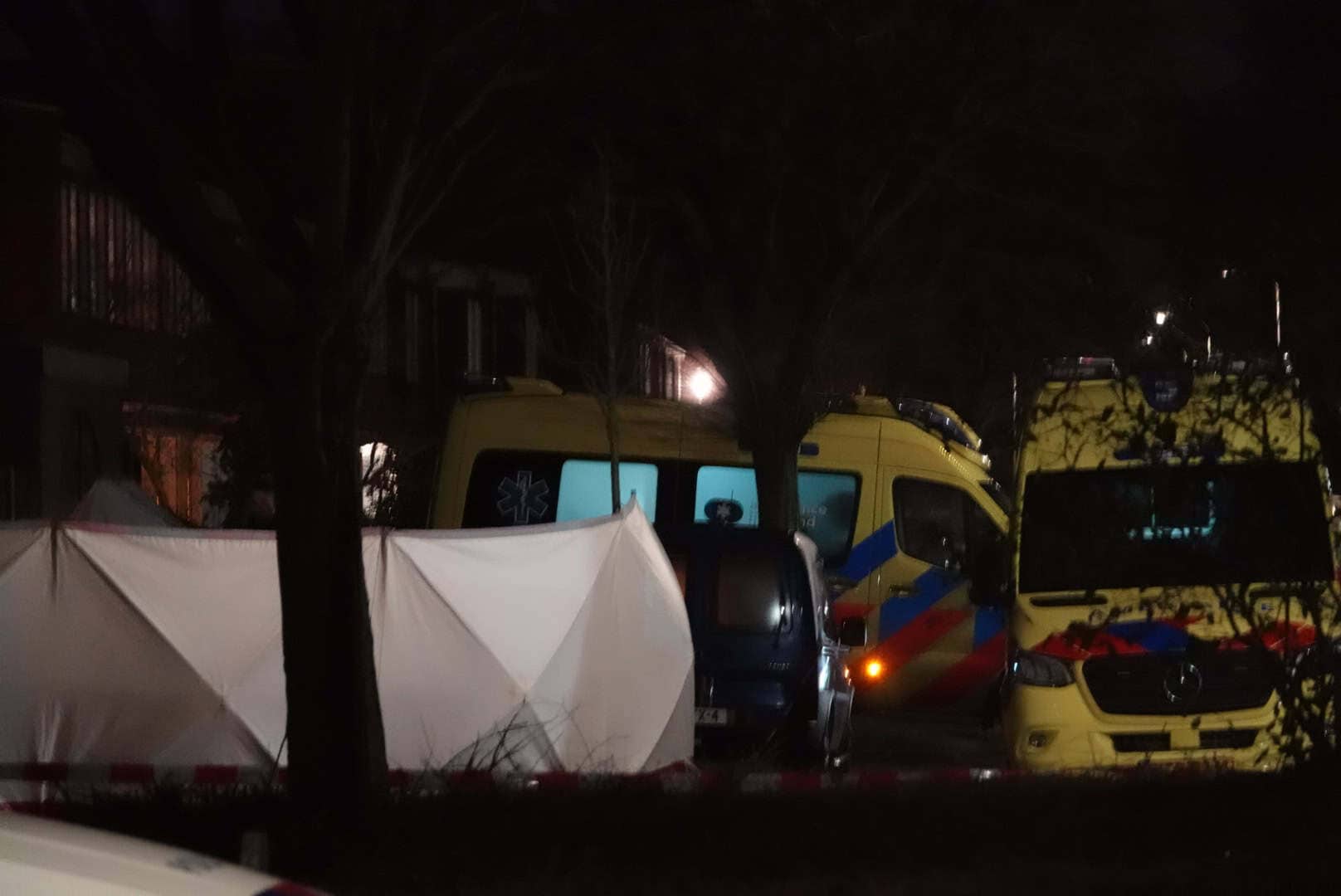 Afscherming van de plaats delict bij de schietpartij aan het Vondelpad in Zwolle