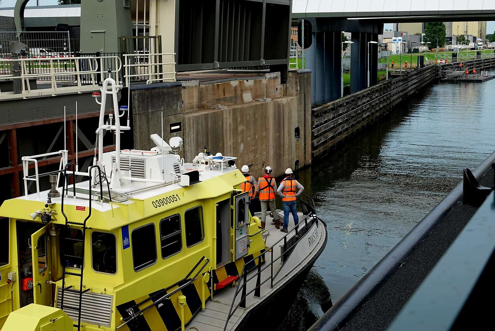 Schip in de Spooldersluis bij het Zwolle-IJsselkanaal