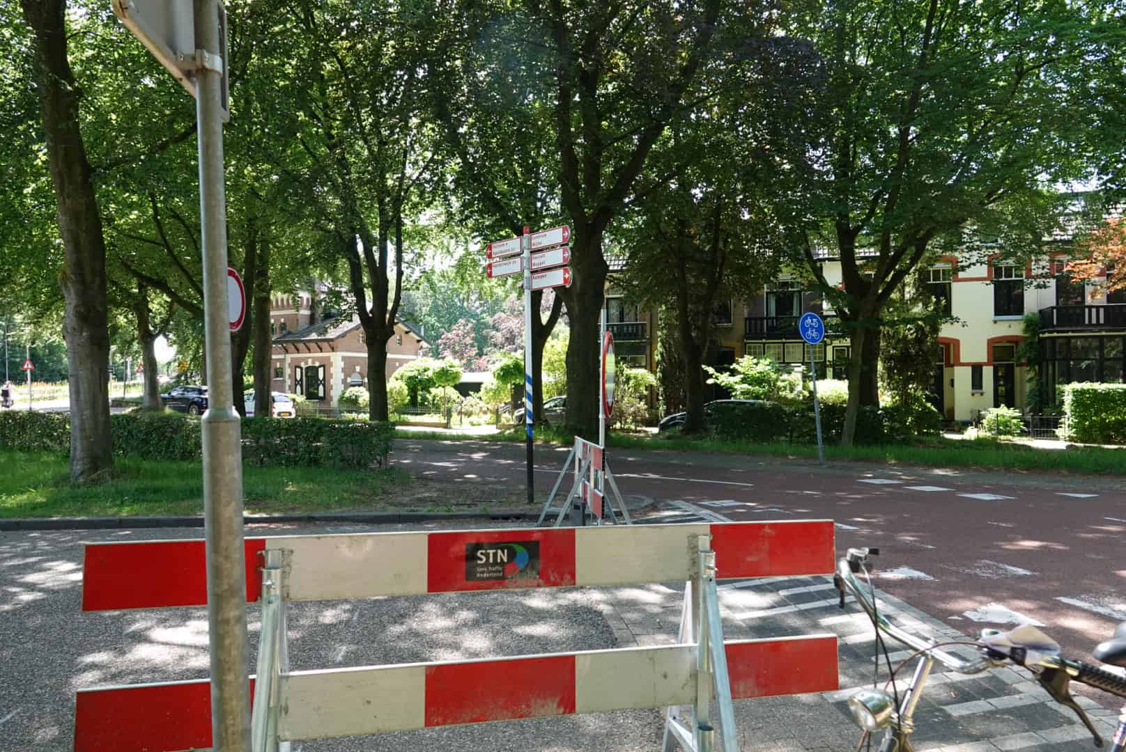 De Spoolderbergbrug in Zwolle staat open tijdens groot onderhoud aan de brug.