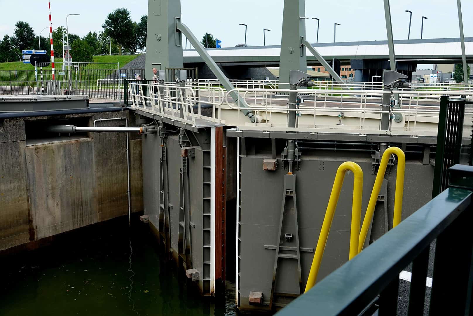 Brugconstructie van de Spooldersluisbrug in Zwolle tijdens een storing