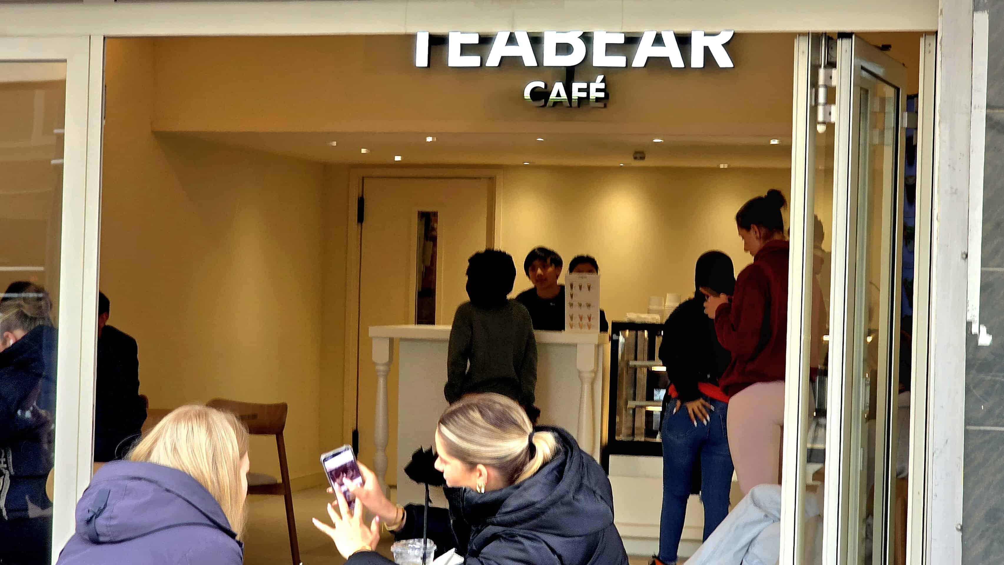TeaBear Café is geopend in het voormalige pand van snackbar Hollandia aan de Diezerstraat in Zwolle.