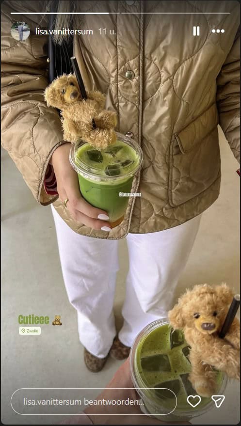 Matcha-drankje van TeaBear Café in Zwolle met teddybeer aan het rietje.