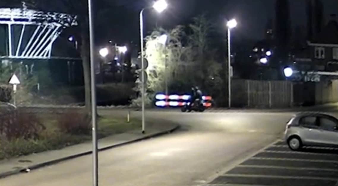Twee verdachten op een scooter bij de Vondelkade in Zwolle voor de liquidatie