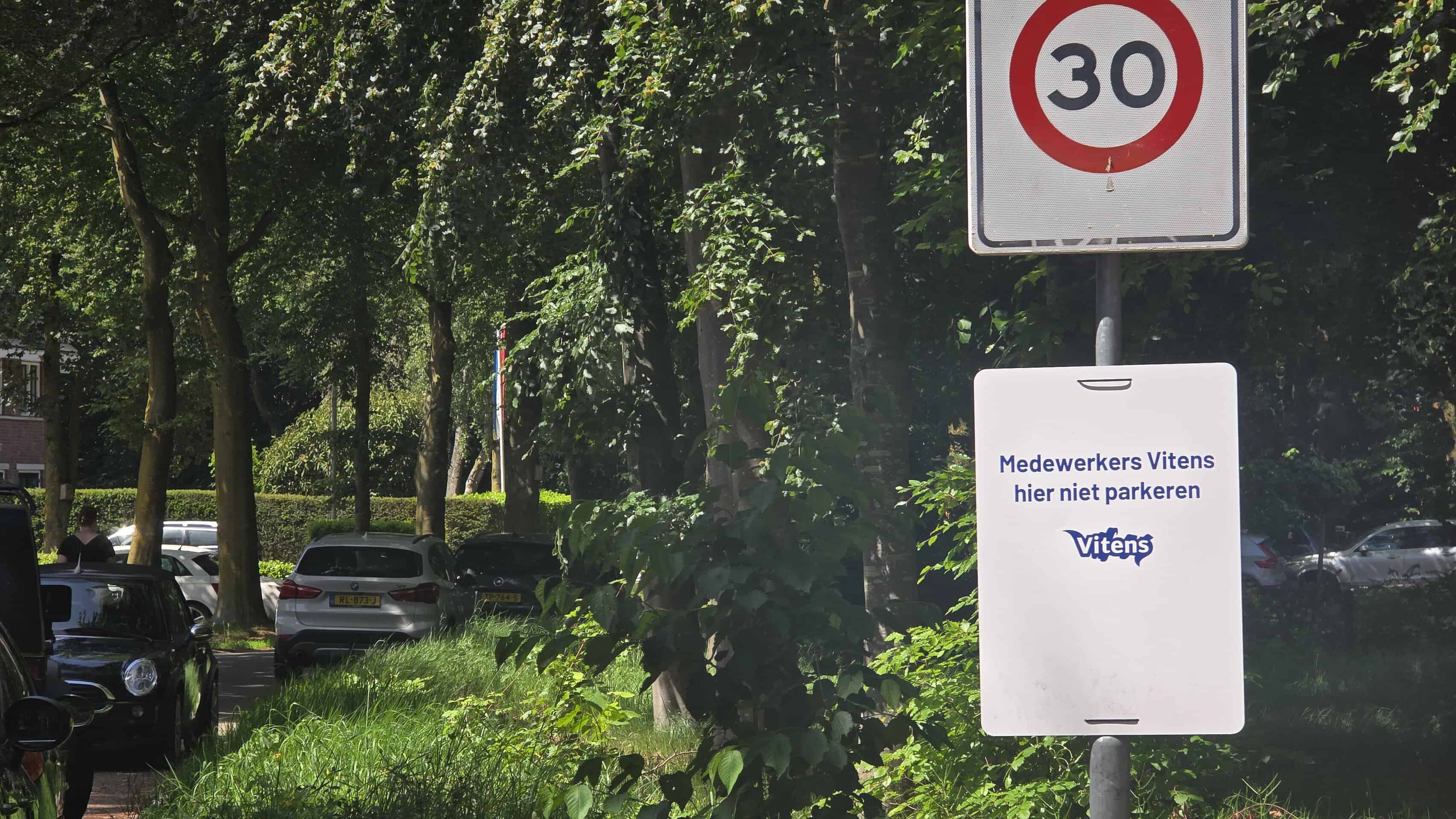 Bord van Vitens bij parkeerplaatsen in Zwolle tijdens de verkeershinder rond de Spoolderbergweg.