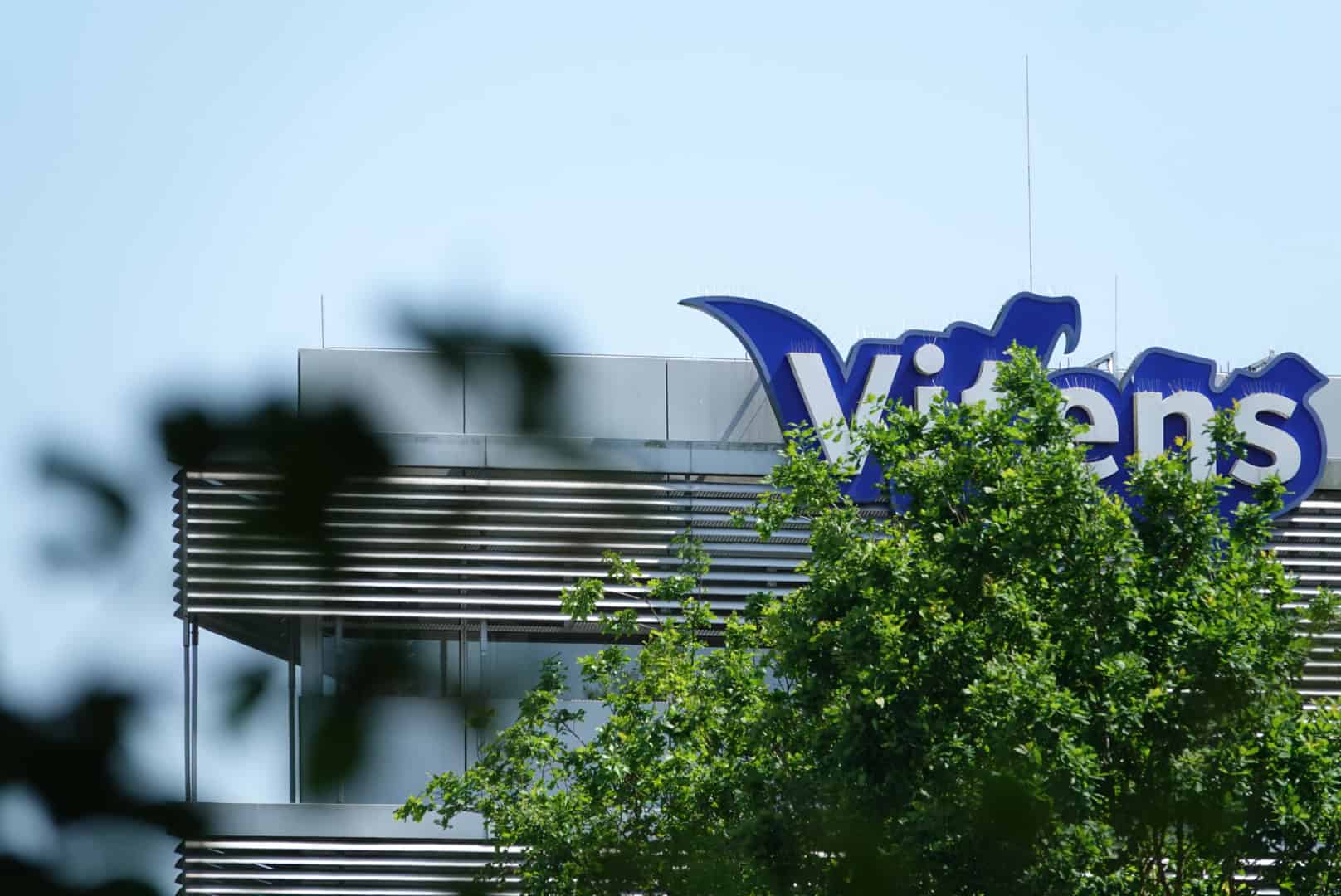 Het gebouw van Vitens in Zwolle bij de Spoolderbergweg, dat door de afsluiting moeilijker bereikbaar wordt.