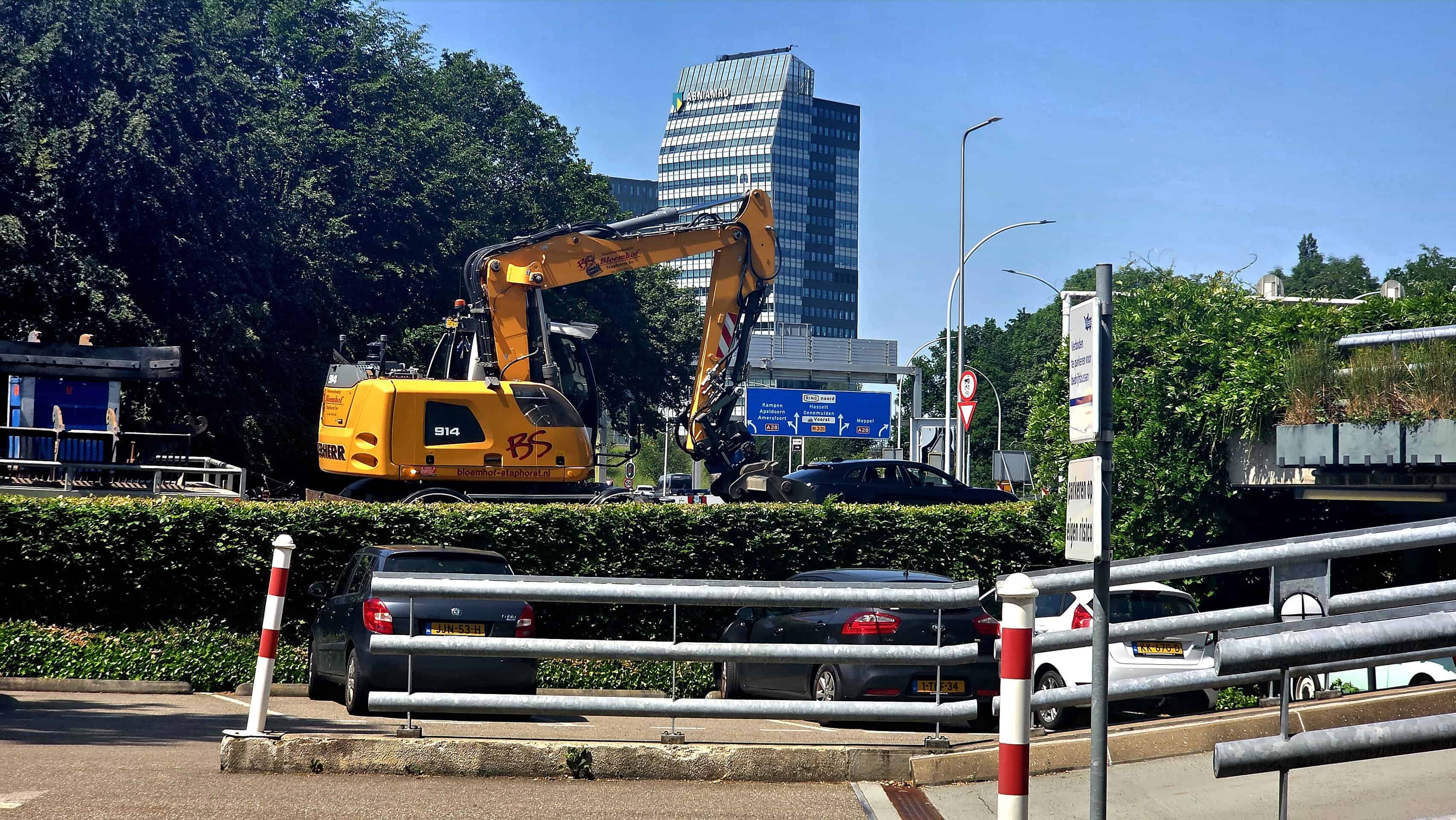 Werkmaterieel bij de IJsselallee en Spoolderbergweg in Zwolle tijdens de afsluiting voor asfaltwerkzaamheden.