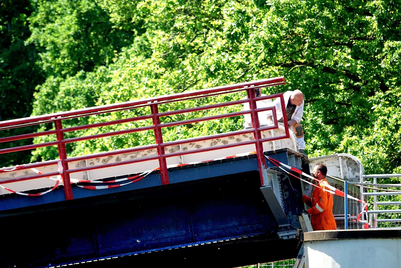 Werkmannen aan het werk op de Spoolderbergbrug in Zwolle tijdens groot onderhoud aan de brug.