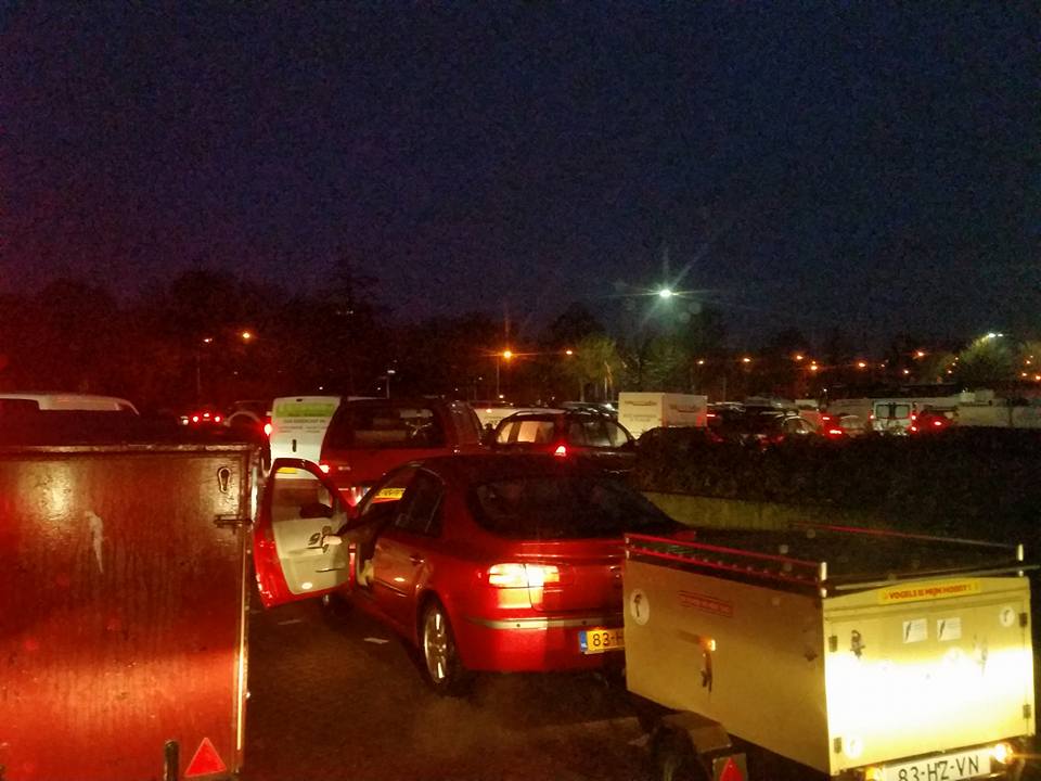 Auto’s en campers in de vroege ochtend in de file richting de Zwolse Vogelmarkt bij de IJsselhallen in Zwolle.