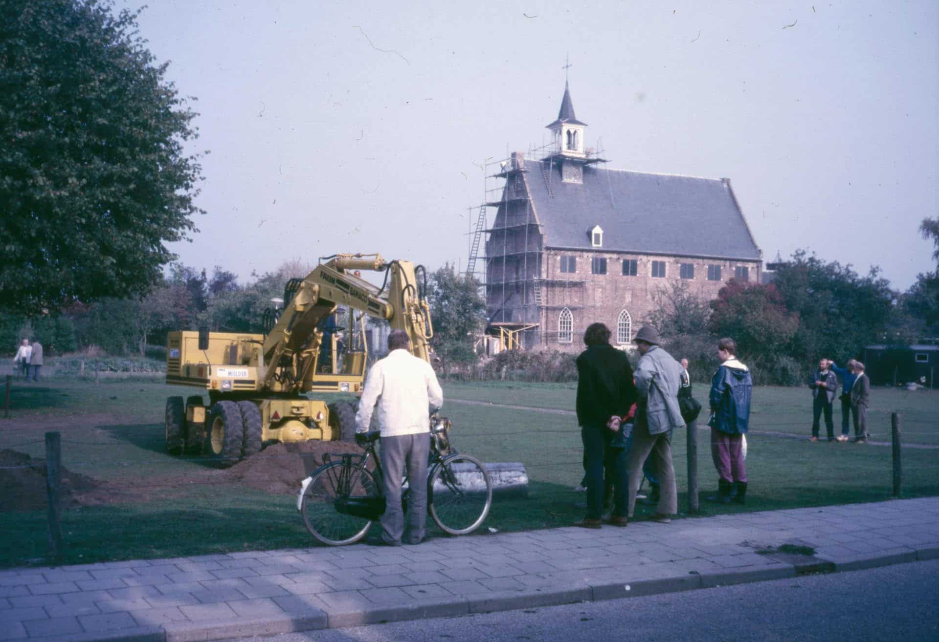 Historisch beeld van werkzaamheden en bezoekers bij de kerk van Windesheim tijdens archeologisch onderzoek.