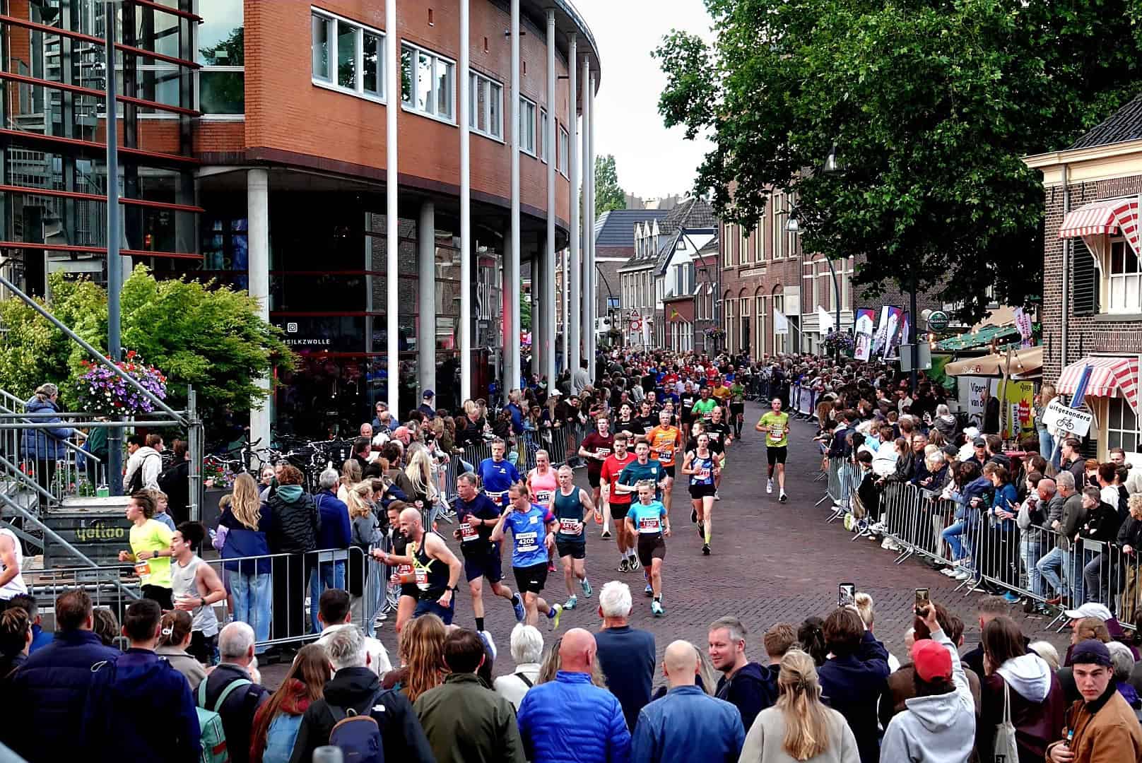 Veel lopers en publiek vullen de Zwolse binnenstad tijdens de Halve Marathon Zwolle