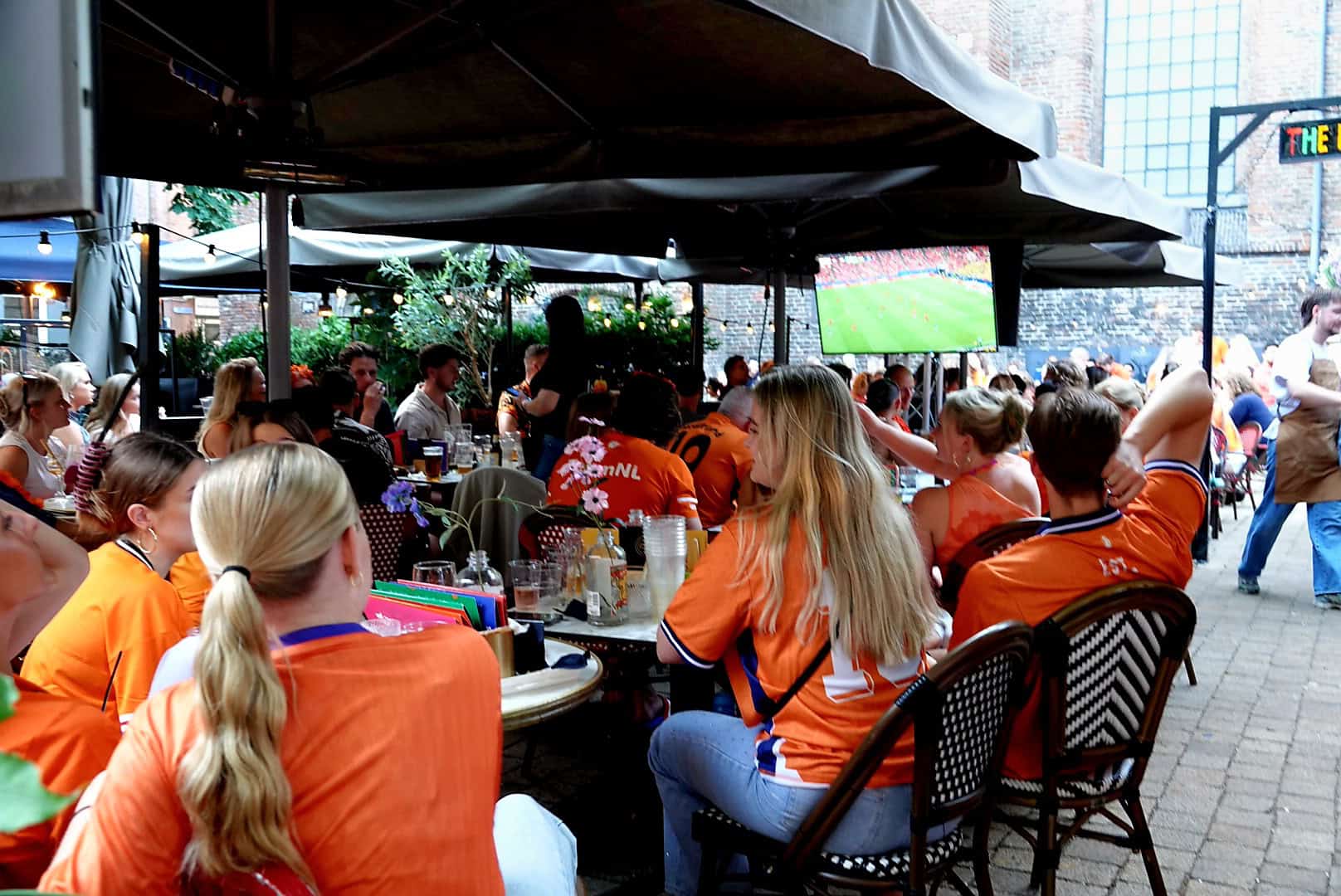 Grote groep supporters op een druk terras in de Zwolse binnenstad tijdens het WK.