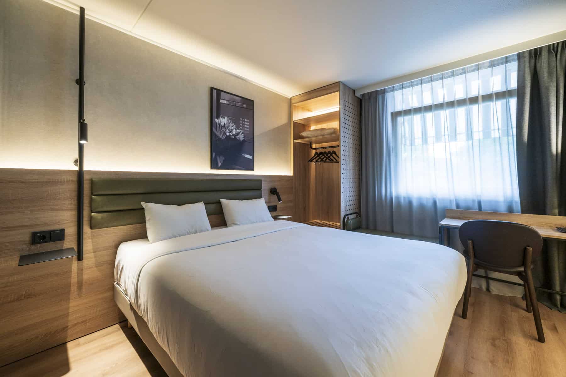 Vernieuwde hotelkamer van Tulip Hotel Zwolle met moderne inrichting en queensize bed