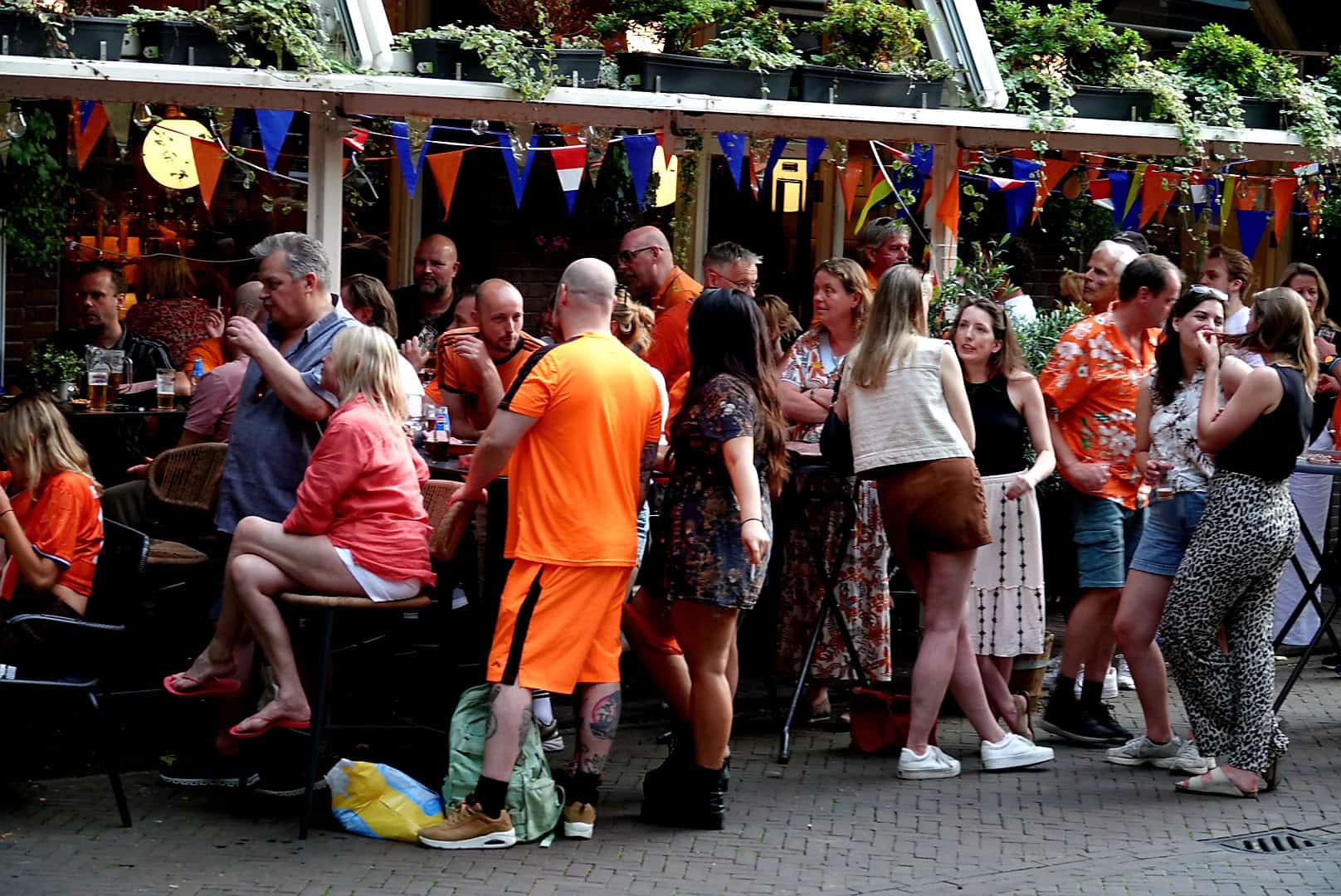 Oranjesupporters steken hun handen in de lucht tijdens Nederland - Zweden in Zwolle.