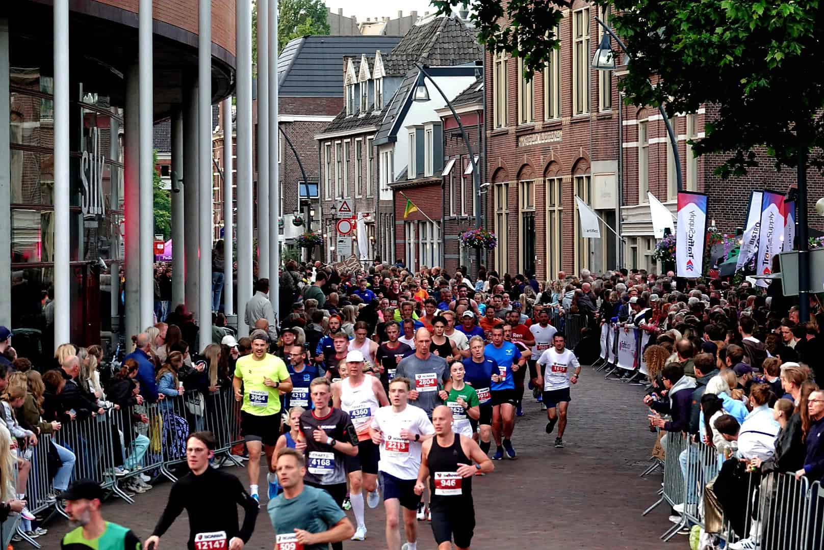 Een grote groep lopers trekt door de Zwolse binnenstad tijdens de Halve Marathon Zwolle