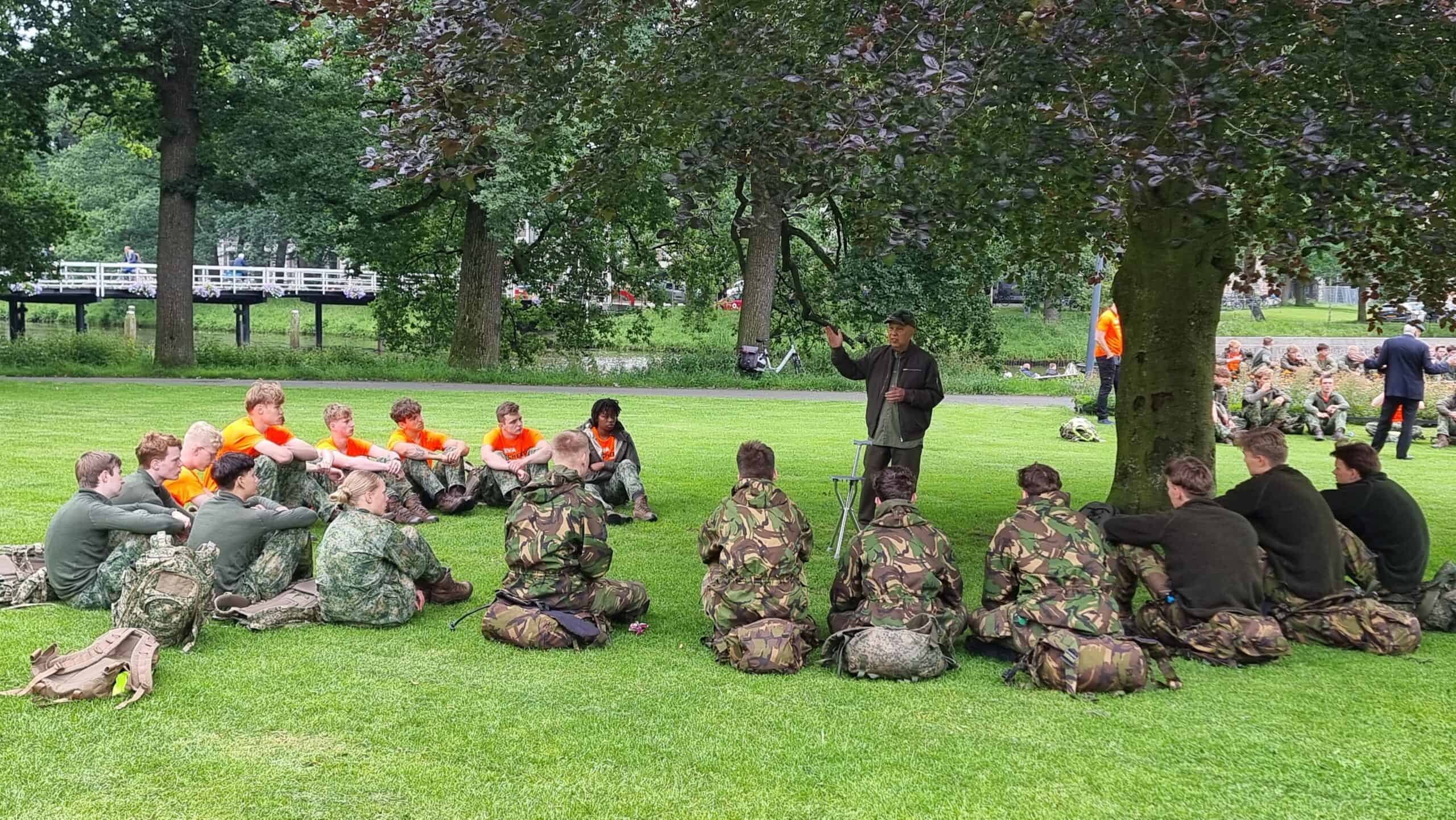 Veteraan geeft uitleg aan VeVa-studenten tijdens VeVa Marcheert in Zwolle.